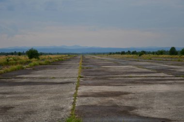 Stryy eski terk edilmiş havaalanında Sovyet iniş pisti 