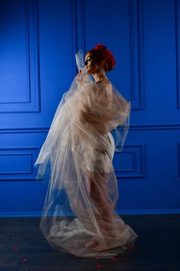 Beyaz peçe ve kırmızı çiçekler altında güzel kız Moda fotoğraf