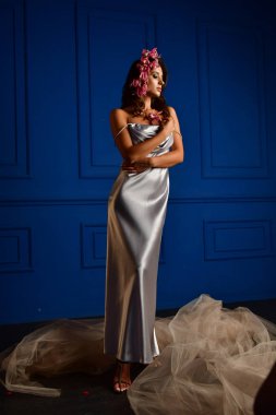 başında beyaz peçe ve kırmızı çiçekler altında güzel kadınlar ve