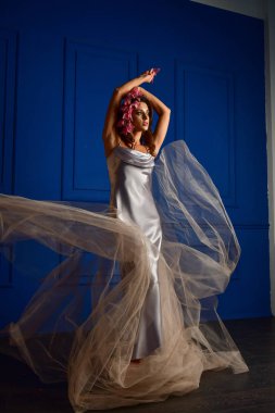 başında beyaz peçe ve kırmızı çiçekler altında güzel kadınlar ve