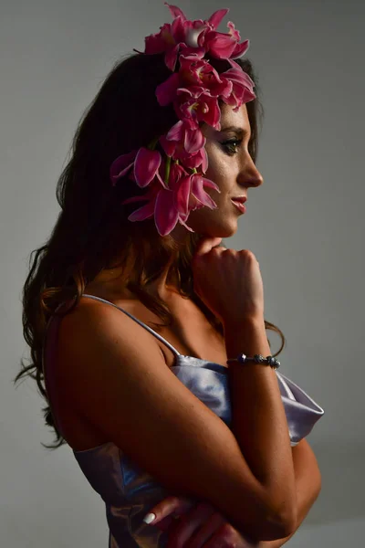 Belles femmes sous voile blanc et fleurs rouges sur sa tête et — Photo