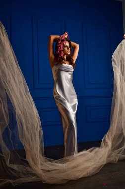 başında beyaz peçe ve kırmızı çiçekler altında güzel kadınlar ve