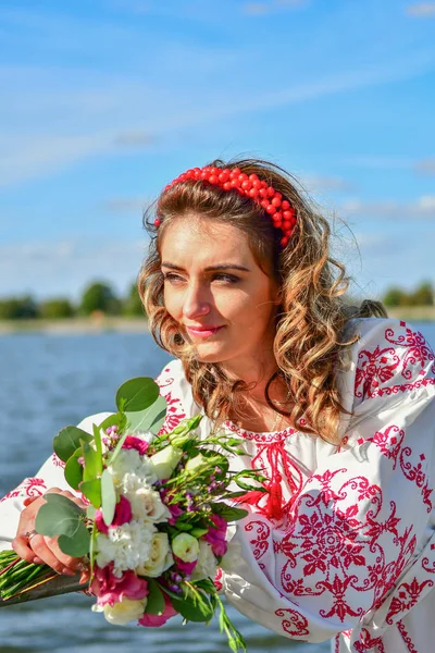 Schönes junges Mädchen im ukrainischen Nationalanzug mit Kranz — Stockfoto