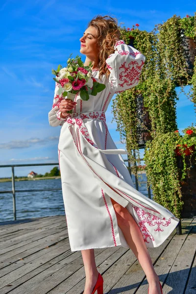 Красивая молодая девушка в украинском национальном костюме с — стоковое фото