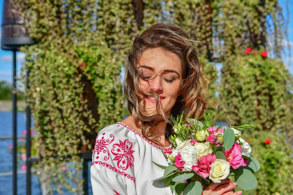 Porträt einer Frau in ukrainischer Nationalkleidung mit geschlossenen Augen — Stockfoto