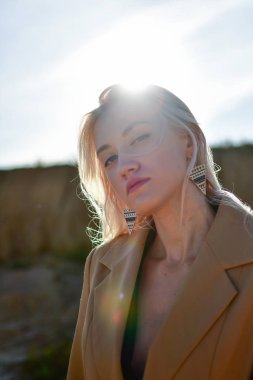 Çölün ortasında şık genç çekici ve duygusallık kadın 