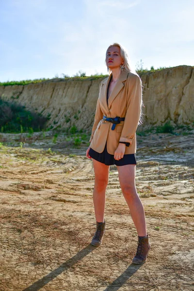 Jovem elegante atraente e sensualidade mulher no deserto — Fotografia de Stock