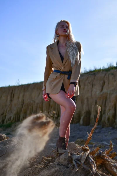Модна молода приваблива і чуттєва жінка в пустелі — стокове фото