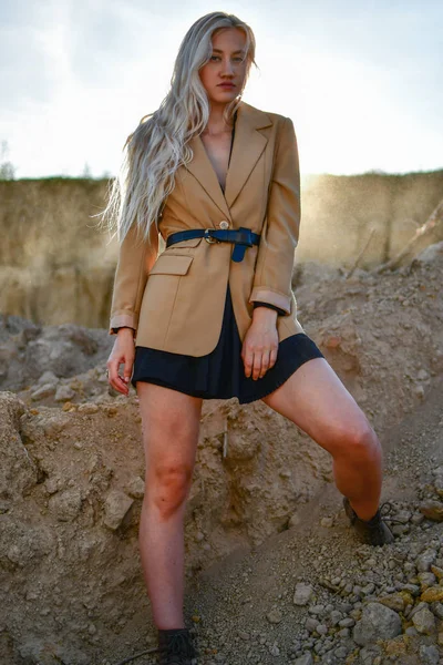 Jovem elegante atraente e sensualidade mulher no deserto — Fotografia de Stock