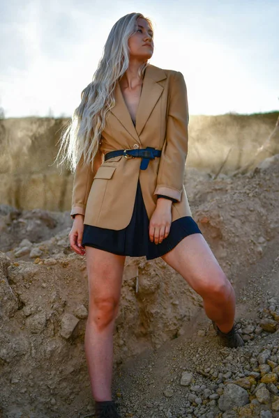 Jovem elegante atraente e sensualidade mulher no deserto — Fotografia de Stock