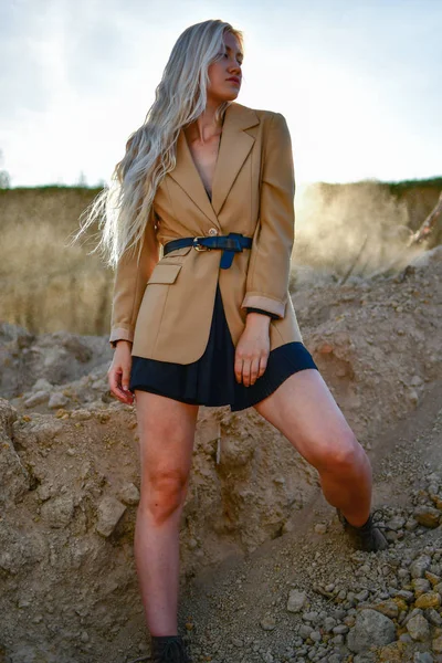 Moda joven atractiva y sensualidad mujer en el desierto —  Fotos de Stock
