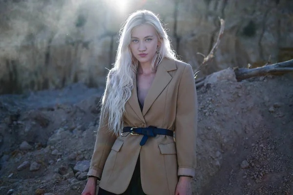 Jovem elegante atraente e sensualidade mulher no deserto — Fotografia de Stock