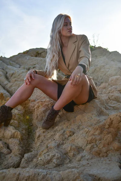 Jovem elegante atraente e sensualidade mulher no deserto — Fotografia de Stock