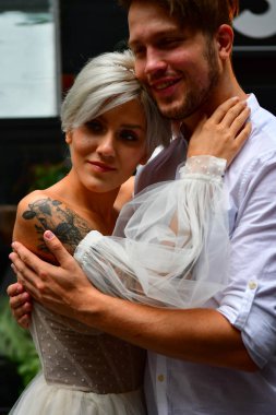 Mutlu genç çift öpüşüyor ve sarılıyor.