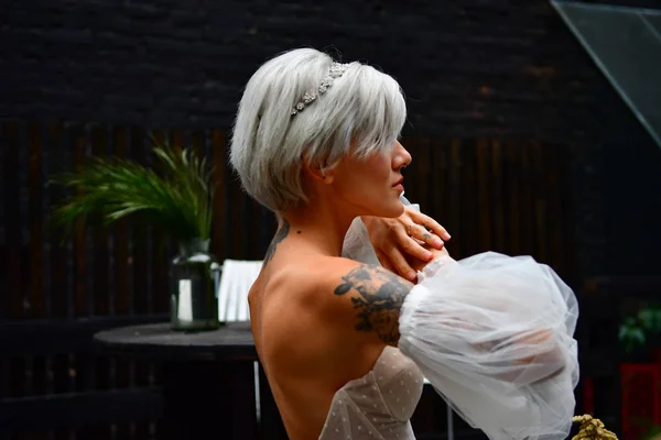 Belle mariée blonde en robe blanche, dos nu et tatoo — Photo