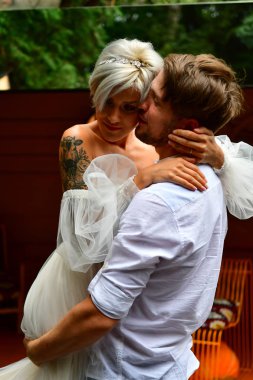 Mutlu genç çift öpüşüyor ve sarılıyor.