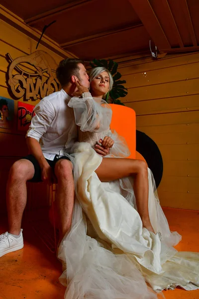 Glad ung bröllop par kyssas och kramas i gult rum — Stockfoto