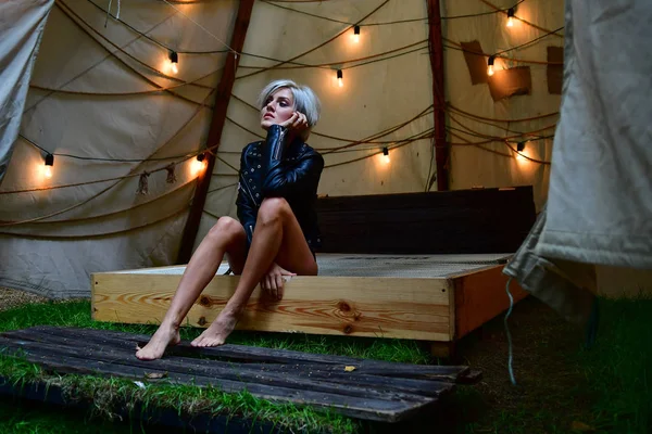 セクシーブロンド一人でテントの中でロマンスと革jのガーランド — ストック写真