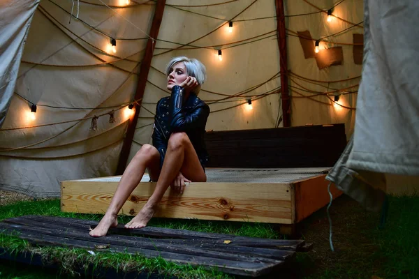 セクシーブロンド一人でテントの中でロマンスと革jのガーランド — ストック写真