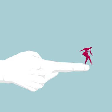 İş adamı işaret parmağı kenarında duruyor. Üzerinde mavi arka plan izole.