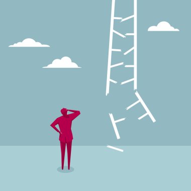 İşadamı yıkılmış bir merdivenin önünde duruyor. Mavi arka planda yalıtılmış.