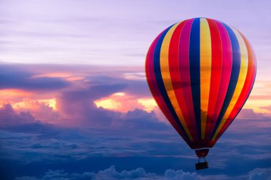 Göğe uçmak için ısı ile renkli balon darbe.