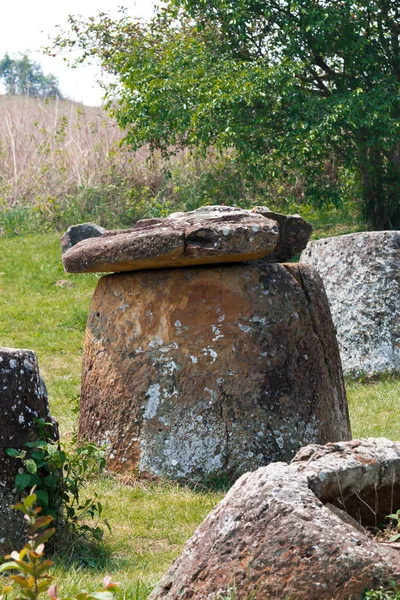 Llanura de frascos en Laos, la tumba o los santuarios — Foto de Stock