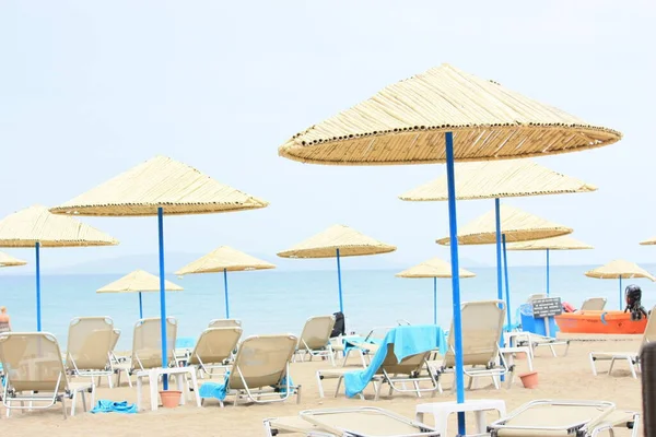 Пляж Крите Пляжными Лежаками Пляжными Пумбреллами — стоковое фото