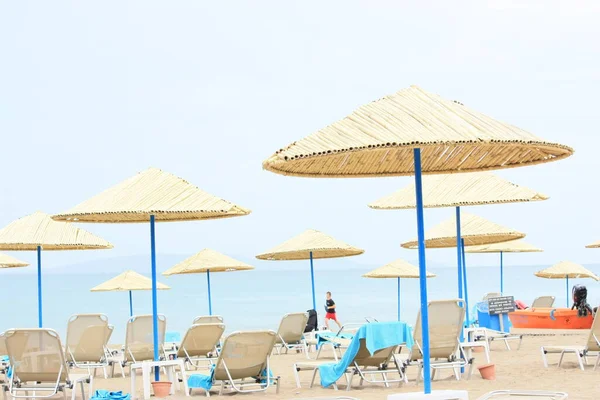 Strand Kreta Met Strandbedden Parasols — Stockfoto