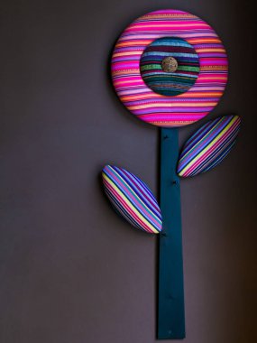 Siyah bir parlak renkli çiçek şeklinde Duvar askısı 