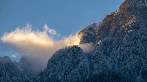 Paisaje alpino con picos cubiertos de nieve y nubes — Foto de Stock