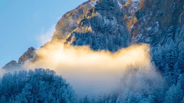 Paysage alpin avec des sommets couverts de neige et de nuages — Photo