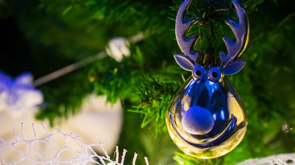 Weihnachtsbaum mit Hirschdekoration Detail — Stockfoto