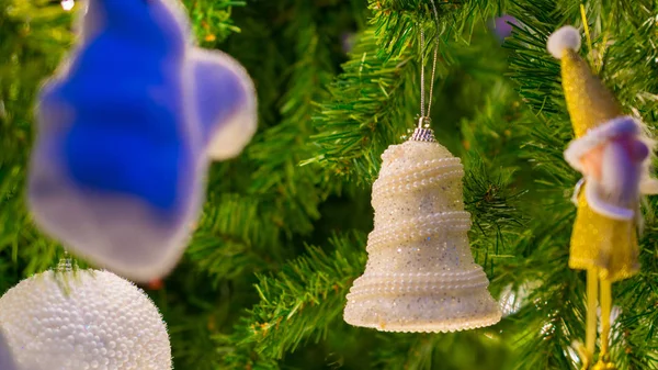 noel arka plan ve noel süslemeleri beyaz çan