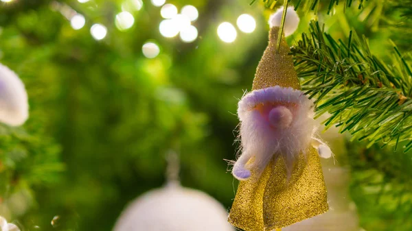 dekorasyon olarak noel ağacında asılı noel baba kukla 