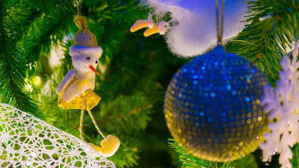 dekorasyon olarak noel ağacında asılı noel baba kukla