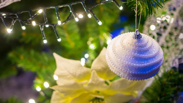 dekore x mas ağacının yakın