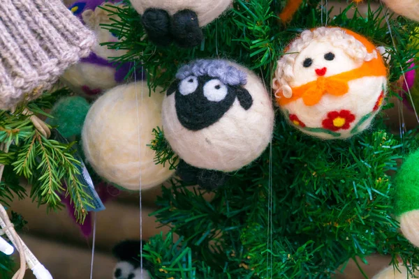 doğal iğne üzerinde beyaz iplik topu yapılmış noel ağacı dekorasyon