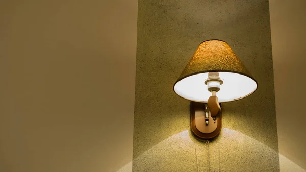 ワームライトで壁に照らされたランプ — ストック写真