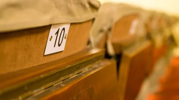 Viejas sillas de teatro con número y mesa pequeña —  Fotos de Stock