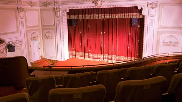 Vista desde dentro de un teatro con sillas de escenario y cortina — Foto de Stock