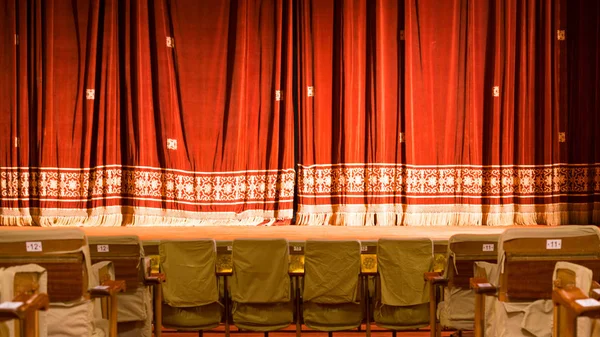 Widok z teatru z krzeseł sceniczne i zasłony — Zdjęcie stockowe