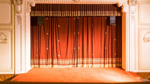 Vista desde dentro de un teatro con sillas de escenario y cortina —  Fotos de Stock