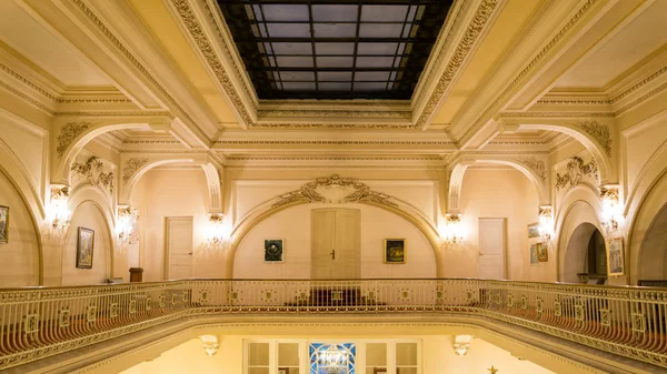 Uitzicht vanuit een kasteel met de feestelijke zaal — Stockfoto