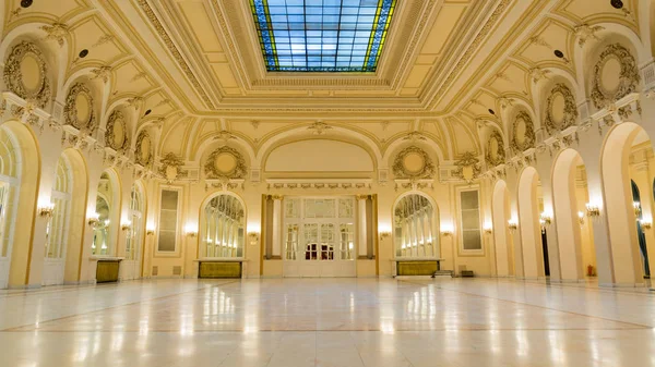 Vista desde el interior de un castillo con la sala de fiestas —  Fotos de Stock