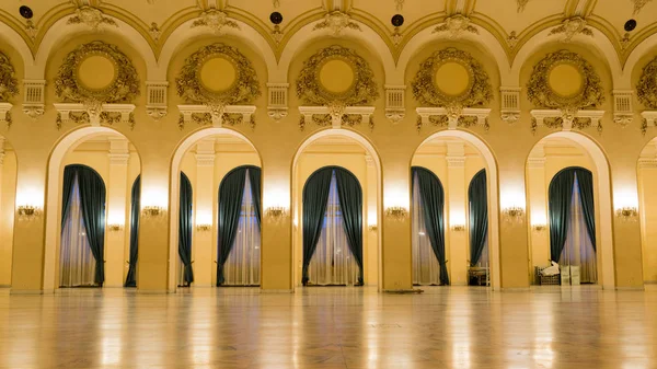 Vista desde el interior de un castillo con la sala de fiestas —  Fotos de Stock