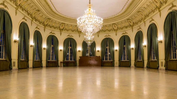 Vista desde el interior de un castillo con la sala de fiestas — Foto de Stock