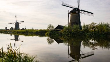 gün doğumunda deniz kıyısında yelken, denize bakan tekneler