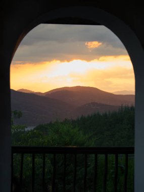 evin terasından bir gün batımı için fores ile görünümü