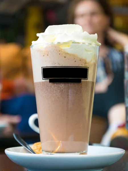 Bir fincan frappe, çikolata ve krem şanti ile, servis 